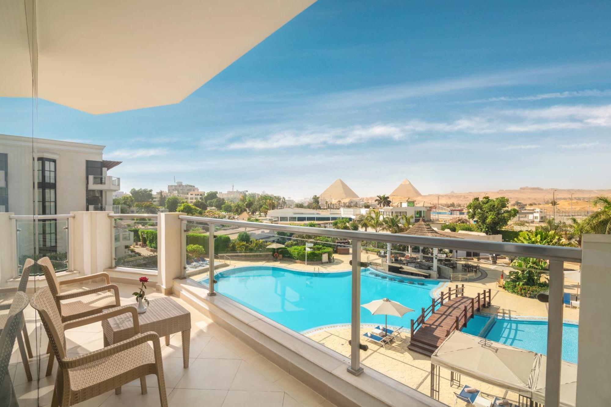 فندق Steigenberger Pyramids Cairo Al Kawm al Akhdar المظهر الخارجي الصورة The pyramids from the hotel