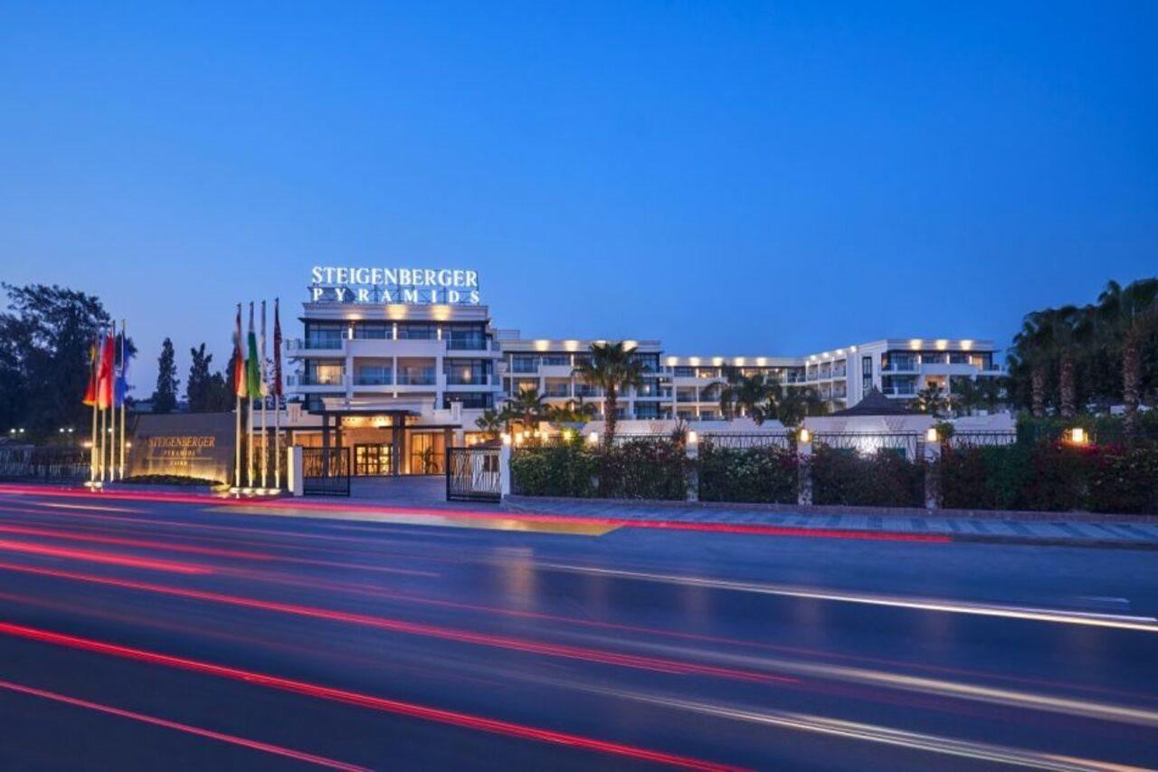 فندق Steigenberger Pyramids Cairo Al Kawm al Akhdar المظهر الخارجي الصورة The hotel at night